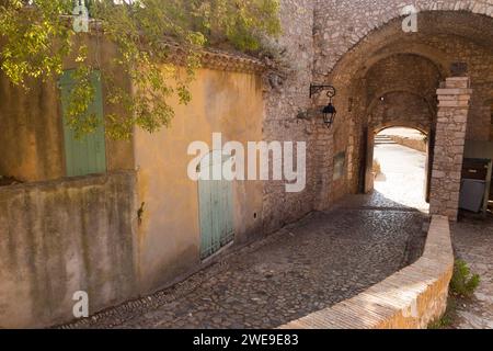 Innenansicht in Richtung Haupteingang von Fort Royal auf der Île Sainte-Marguerite / Insel Saint Marguerite. Vor der Küste von der französischen Riviera/Cannes. Frankreich. (135) Stockfoto