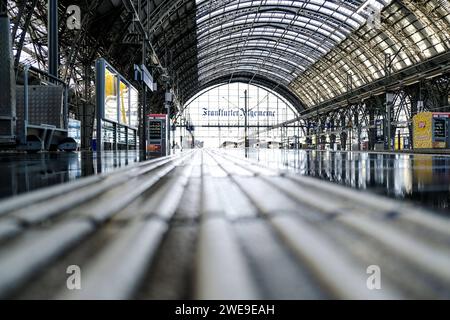 Frankfurt die Lokfuehrergewerkschaft GDL Gewerkschaft Deutscher Lokomotivführer. Hat zu einem weiteren mehrtaegigen Streik im deutschen Bahnverkehr aufgerufen, 24.01.2024, Frankfurt am Main. Leere Bahnsteige am Hauptbahnhof Frankfurt, die Lokfuehrergewerkschaft GDL Gewerkschaft Deutscher Lokomotivführer. Hat zu einem weiteren mehrtaegigen Streik im deutschen Bahnverkehr aufgerufen, 24.01.2024, Frankfurt am Main. *** Frankfurt die GDL Gewerkschaft Deutscher Lokomotivführer hat zu einem weiteren mehrtägigen Streik im deutschen Schienenverkehr aufgerufen, 24 01 2024, Frankfurt am Main Leerungsplatte Stockfoto