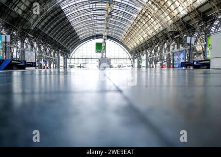 Frankfurt die Lokfuehrergewerkschaft GDL Gewerkschaft Deutscher Lokomotivführer. Hat zu einem weiteren mehrtaegigen Streik im deutschen Bahnverkehr aufgerufen, 24.01.2024, Frankfurt am Main. Leere Bahnsteige am Hauptbahnhof Frankfurt, die Lokfuehrergewerkschaft GDL Gewerkschaft Deutscher Lokomotivführer. Hat zu einem weiteren mehrtaegigen Streik im deutschen Bahnverkehr aufgerufen, 24.01.2024, Frankfurt am Main. *** Frankfurt die GDL Gewerkschaft Deutscher Lokomotivführer hat zu einem weiteren mehrtägigen Streik im deutschen Schienenverkehr aufgerufen, 24 01 2024, Frankfurt am Main Leerungsplatte Stockfoto