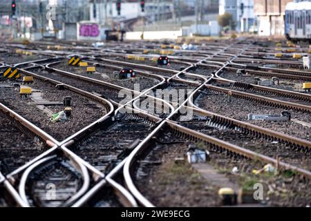 Frankfurt die Lokfuehrergewerkschaft GDL Gewerkschaft Deutscher Lokomotivführer. Hat zu einem weiteren mehrtaegigen Streik im deutschen Bahnverkehr aufgerufen, 24.01.2024, Frankfurt am Main. Leere Gleise am Hauptbahnhof in Frankfurt, die Lokfuehrergewerkschaft GDL Gewerkschaft Deutscher Lokomotivführer. Hat zu einem weiteren mehrtaegigen Streik im deutschen Bahnverkehr aufgerufen, 24.01.2024, Frankfurt am Main. *** Frankfurt der Lokomotivführer GDL Gewerkschaft Deutscher Lokomotivführer hat zu einem weiteren mehrtägigen Streik im deutschen Schienenverkehr aufgerufen, 24 01 2024, Frankfurt am Main leer Stockfoto