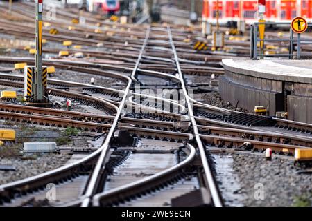 Frankfurt die Lokfuehrergewerkschaft GDL Gewerkschaft Deutscher Lokomotivführer. Hat zu einem weiteren mehrtaegigen Streik im deutschen Bahnverkehr aufgerufen, 24.01.2024, Frankfurt am Main. Leere Gleise am Hauptbahnhof in Frankfurt. Die Lokfuehrergewerkschaft GDL Gewerkschaft Deutscher Lokomotivführer. Hat zu einem weiteren mehrtaegigen Streik im deutschen Bahnverkehr aufgerufen, 24.01.2024, Frankfurt am Main. *** Frankfurt der Lokomotivführer GDL Gewerkschaft Deutscher Lokomotivführer hat zu einem weiteren mehrtägigen Streik im deutschen Schienenverkehr aufgerufen, 24 01 2024, Frankfurt am Main leer Stockfoto