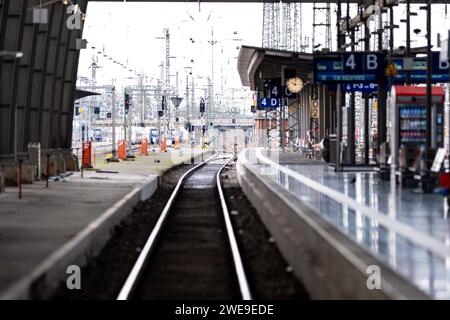 Frankfurt die Lokfuehrergewerkschaft GDL Gewerkschaft Deutscher Lokomotivführer. Hat zu einem weiteren mehrtaegigen Streik im deutschen Bahnverkehr aufgerufen, 24.01.2024, Frankfurt am Main. Leere Bahnsteige am Hauptbahnhof in Frankfurt, die Lokfuehrergewerkschaft GDL Gewerkschaft Deutscher Lokomotivführer. Hat zu einem weiteren mehrtaegigen Streik im deutschen Bahnverkehr aufgerufen, 24.01.2024, Frankfurt am Main. *** Frankfurt der Lokomotivführer GDL Gewerkschaft Deutscher Lokomotivführer hat einen weiteren mehrtägigen Streik im deutschen Eisenbahnverkehr gefordert, 24 01 2024, Frankfurt am Main EM Stockfoto