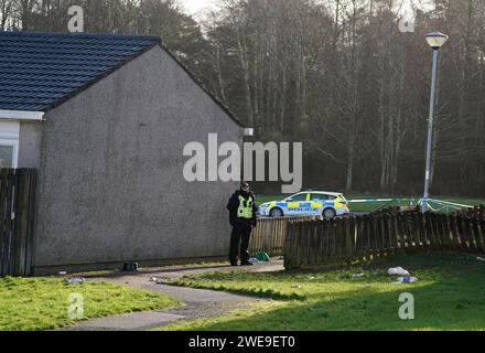 Polizei am Tatort in Tinto View, Hamilton, South Lanarkshire, nachdem ein Mann von einem „großen Hund vom Typ Bulldogge“ angegriffen wurde, der von der Polizei erschossen wurde. Feuerwaffenoffiziere wurden am Dienstag gegen 17 Uhr zum Tatort gerufen, nachdem der Hund als gefährlich außer Kontrolle geraten wurde. Bilddatum: Mittwoch, 24. Januar 2024. Stockfoto