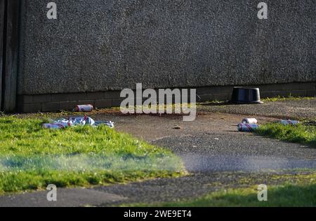 Ein Blick auf die Szene in Tinto View, Hamilton, South Lanarkshire, nachdem ein Mann von einem „großen Hund vom Typ Bulldogge“ angegriffen wurde, der von der Polizei erschossen wurde. Feuerwaffenoffiziere wurden am Dienstag gegen 17 Uhr zum Tatort gerufen, nachdem der Hund als gefährlich außer Kontrolle geraten wurde. Bilddatum: Mittwoch, 24. Januar 2024. Stockfoto