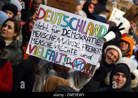 Kundgebung gegen die AfD und Rechtsextremismus - Deutschland, Deutschland, Frankfurt am Main, 20.01.2024 - Frankfurt am Main: Über vierzigtausend Menschen protestieren vor dem Frankfurter Römer, dem Paulsplatz, vom Mainkai bis zum Liebfrauenberg gegen die AfD und Rechtsextremismus. Mehr als 60 Gruppierungen und Organisationen, darunter der Deutsche Gewerkschaftsbund, Greenpeace und Caritas haben zur Teilnahme an der Kundgebung aufgerufen, die von der Klimagerechtigkeitsgruppe Koalakollektiv unter dem Motto Demokratie verteidigen - Frankfurt gegen AfD und Rechtsruck angemeldet wurde. Nach der Stockfoto