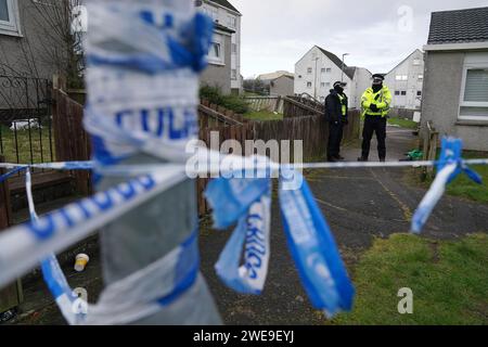 Polizei am Tatort in Tinto View, Hamilton, South Lanarkshire, nachdem ein Mann von einem „großen Hund vom Typ Bulldogge“ angegriffen wurde, der von der Polizei erschossen wurde. Feuerwaffenoffiziere wurden am Dienstag gegen 17 Uhr zum Tatort gerufen, nachdem der Hund als gefährlich außer Kontrolle geraten wurde. Bilddatum: Mittwoch, 24. Januar 2024. Stockfoto