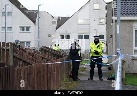 Polizei am Tatort in Tinto View, Hamilton, South Lanarkshire, nachdem ein Mann von einem „großen Hund vom Typ Bulldogge“ angegriffen wurde, der von der Polizei erschossen wurde. Feuerwaffenoffiziere wurden am Dienstag gegen 17 Uhr zum Tatort gerufen, nachdem der Hund als gefährlich außer Kontrolle geraten wurde. Bilddatum: Mittwoch, 24. Januar 2024. Stockfoto