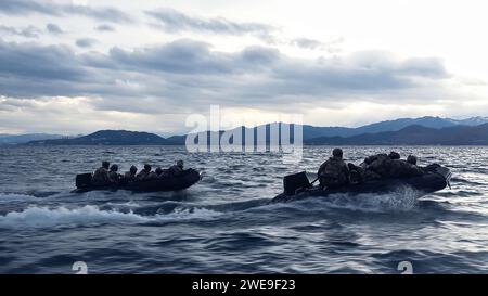 Seoul, SÜDKOREA. Januar 2024. 24. Januar 2024-Seoul, Südkorea-die Spezialkräfte der Marine führen eine Infiltrationsbohrung an der Ostküste der Provinz Gangwon durch, als Teil ihrer Winterübungen auf diesem Foto, das die Navy am 24. Januar 2024 zur Verfügung stellte. Die Marine sagte, dass ihre Spezialeinheiten am Mittwoch Wintertraining durchführen, um ihre Bereitschaft gegen die steigenden nordkoreanischen Bedrohungen zu stärken. Das Training des Unterwasser-Abbruchteams (UDT) und der Navy Sea, Air and Land Teams (SEAL) begann am 16. Januar für einen 10-tägigen Lauf an der Ostküste in der Provinz Gangwon, Th Stockfoto