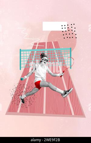 Vertikale Collage Poster Illustration monochromer Effekt sportlich junger schneller Mann spielen Tennis Schrei laufen Jump Stadion Energie Gesundheit Hobby Stockfoto