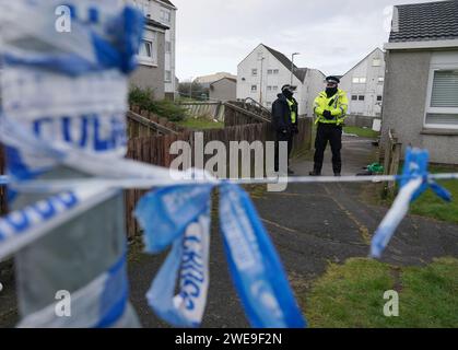 Polizei am Tatort in Tinto View, Hamilton, South Lanarkshire, nachdem ein Mann von einem „großen Hund vom Typ Bulldogge“ angegriffen wurde, der von der Polizei erschossen wurde. Feuerwaffenoffiziere wurden am Dienstag gegen 17 Uhr zum Tatort gerufen, nachdem der Hund als gefährlich außer Kontrolle geraten wurde. Bilddatum: Mittwoch, 24. Januar 2024. Stockfoto