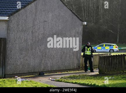 Polizei am Tatort in Tinto View, Hamilton, South Lanarkshire, nachdem ein Mann von einem „großen Hund vom Typ Bulldogge“ angegriffen wurde, der von der Polizei erschossen wurde. Feuerwaffenoffiziere wurden am Dienstag gegen 17 Uhr zum Tatort gerufen, nachdem der Hund als gefährlich außer Kontrolle geraten wurde. Bilddatum: Mittwoch, 24. Januar 2024. Stockfoto