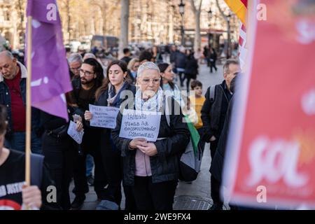 Barcelona, Barcelona, Spanien. Januar 2024. Dutzende von Menschen aus der argentinischen Gemeinschaft in Barcelona und katalanische Gewerkschaften und linke soziale und politische Organisationen protestieren an der argentinischen Botschaft, die mit dem Nationalstreik in Argentinien zusammenfällt. Sie protestieren gegen die rechtsextreme Regierung von Javier Milei und gegen die Ablehnung des so genannten Dekrets der Notwendigkeit und Dringlichkeit und des Omnibus-Gesetzes, die eine historische, arbeitnehmerfeindliche, arbeitgeberfreundliche und unterwürfige Gegenreform gegenüber den imperialistischen Interessen der nordamerikanischen und europäischen multinationalen Konzerne und des IWF darstellen. (Kreditbild: © Ma Stockfoto