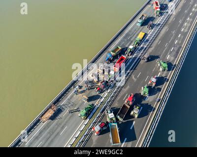 Demonstration von Landwirten, die die Autobahn A63 blockieren (Viaduc Hubert Touya, Bayonne (64100), Pyrénées-Atlantiques (64), Nouvelle Aquitaine, Frankreich). An diesem Dienstag, dem 23. Januar 2024, haben die Bauern der Pyrénées-Atlantiques, auf Aufforderung der FDSEA 64 und der Junglandwirte, ab 6 Uhr morgens Sperrpunkte an den Autobahnkreuzen Bayonne organisiert. Der Verkehr wird diesen Dienstag auf diesem Teil der Autobahn von entschlossenen Demonstranten unterbrochen. Die Landwirtschaftsdemonstrationen sind ein Zeichen der Krise, vor der der Agrarsektor in Frankreich und Europa steht. Stockfoto