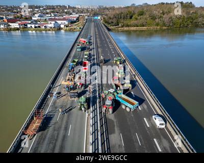 Demonstration von Landwirten, die die Autobahn A63 blockieren (Viaduc Hubert Touya, Bayonne (64100), Pyrénées-Atlantiques (64), Nouvelle Aquitaine, Frankreich). An diesem Dienstag, dem 23. Januar 2024, haben die Bauern der Pyrénées-Atlantiques, auf Aufforderung der FDSEA 64 und der Junglandwirte, ab 6 Uhr morgens Sperrpunkte an den Autobahnkreuzen Bayonne organisiert. Der Verkehr wird diesen Dienstag auf diesem Teil der Autobahn von entschlossenen Demonstranten unterbrochen. Die Landwirtschaftsdemonstrationen sind ein Zeichen der Krise, vor der der Agrarsektor in Frankreich und Europa steht. Stockfoto