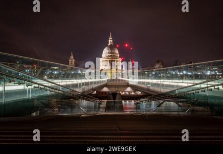 London. UK- 01.20.2024. Eine Langzeitbelichtung bei Nacht auf St.. Paul's Cathedral vom südlichen Ende der Millennium Bridge. Stockfoto