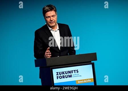 Berlin, Deutschland. Januar 2024. Robert Habeck (Allianz 90/die Grünen), Bundesminister für Wirtschaft und Klimaschutz, spricht bei der Eröffnung des Zukunftsforums ländliche Entwicklung auf der Grünen Woche. Die 88. Ausgabe der Grünen Woche, einer internationalen Leitmesse für Lebensmittel, Landwirtschaft und Gartenbau, findet vom 19. Bis 28. Januar 2024 statt. Quelle: Fabian Sommer/dpa/Alamy Live News Stockfoto