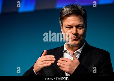 Berlin, Deutschland. Januar 2024. Robert Habeck (Allianz 90/die Grünen), Bundesminister für Wirtschaft und Klimaschutz, spricht bei der Eröffnung des Zukunftsforums ländliche Entwicklung auf der Grünen Woche. Die 88. Ausgabe der Grünen Woche, einer internationalen Leitmesse für Lebensmittel, Landwirtschaft und Gartenbau, findet vom 19. Bis 28. Januar 2024 statt. Quelle: Fabian Sommer/dpa/Alamy Live News Stockfoto