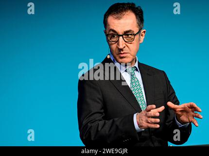 Berlin, Deutschland. Januar 2024. Bundeslandwirtschaftsminister CEM Özdemir (Allianz 90/die Grünen) spricht bei der Eröffnung des Zukunftsforums für ländliche Entwicklung auf der Grünen Woche. Die 88. Ausgabe der Grünen Woche, einer internationalen Leitmesse für Lebensmittel, Landwirtschaft und Gartenbau, findet vom 19. Bis 28. Januar 2024 statt. Quelle: Fabian Sommer/dpa/Alamy Live News Stockfoto