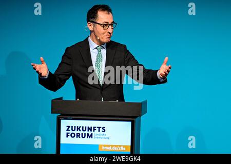 Berlin, Deutschland. Januar 2024. Bundeslandwirtschaftsminister CEM Özdemir (Allianz 90/die Grünen) spricht bei der Eröffnung des Zukunftsforums für ländliche Entwicklung auf der Grünen Woche. Die 88. Ausgabe der Grünen Woche, einer internationalen Leitmesse für Lebensmittel, Landwirtschaft und Gartenbau, findet vom 19. Bis 28. Januar 2024 statt. Quelle: Fabian Sommer/dpa/Alamy Live News Stockfoto