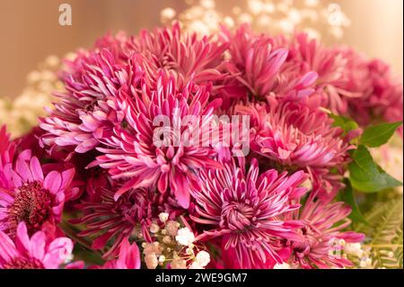 Ein wunderschöner Blumenstrauß aus weißen und rosa Blüten. Stockfoto