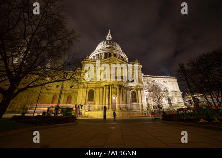 London. UK-01.20.2024. Die Fassade von St.. Paul's Cathedral bei Nacht. Stockfoto