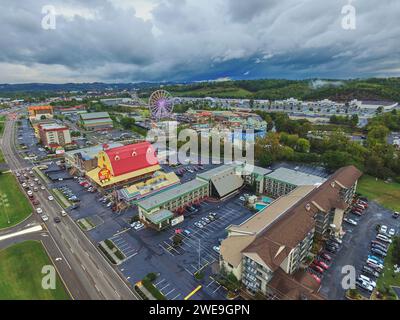 Blick aus der Vogelperspektive auf das Riesenrad und das Red Roof Hotel in der Touristenstadt Stockfoto