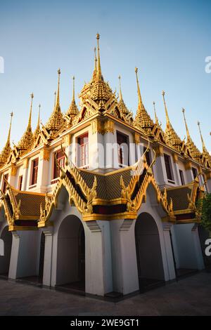 Atemberaubende Aussicht auf den Wat Ratchanatdaram, einen wunderschönen buddhistischen Tempel, der stolz im Herzen der Innenstadt von Bangkok, Thailand, steht. Stockfoto