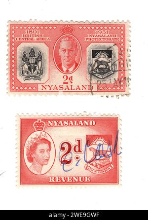 Ein Paar Vintage-Briefmarken aus Nyasaland (Malawi), isoliert auf weißem Hintergrund. Stockfoto