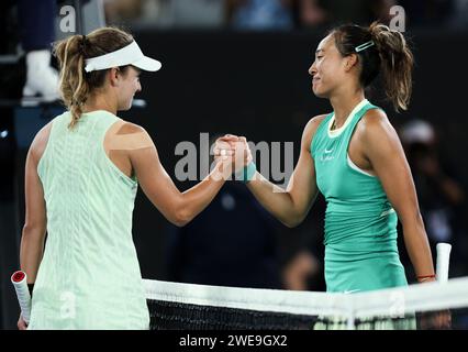 Melbourne, Australien. Januar 2024. Zheng Qinwen (R) aus China begrüßt Anna Kalinskaya aus Russland nach ihrem Viertelfinale der Frauen-Singles beim Australian Open Tennis Turnier in Melbourne, Australien, 24. Januar 2024. Quelle: Ma Ping/Xinhua/Alamy Live News Stockfoto