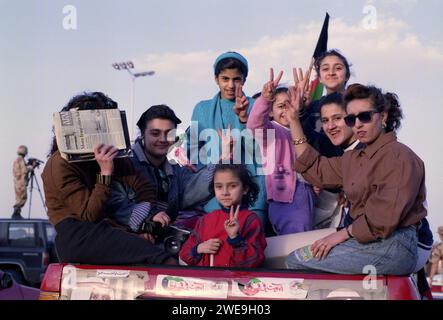 Erster Golfkrieg: 1. März 1991 kuwaitische Mädchen feiern auf den Straßen von Kuwait City nach ihrer Befreiung durch Koalitionstruppen. Stockfoto