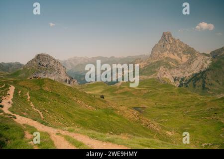 Midi Dossau Peak spiegelt sich im Gentauer See. Ossau-Tal, Pyrenäen-Nationalpark, Pyrenäen, Frankreich. Hochwertige Fotos Stockfoto