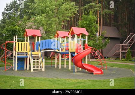 Kinderspielplatz mit Rutschen und Kabinen. Spielbereich für Kinder. Stockfoto