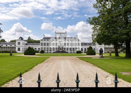 BAARN, NIEDERLANDE - 28. AUGUST 2021: Der ehemalige Königspalast Soestdijk am Amsterdamsestraatweg in Baarn, Niederlande. Stockfoto