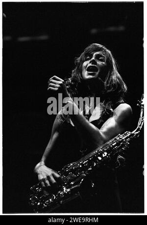 THE ZUTONS, KONZERT, 2005: ABI Harding, Saxophonist (Saxophon) und Background-Sänger mit DEN ZUTONS, Support REM im Millennium Stadium in Cardiff am 10. Juli 2005. Foto: ROB WATKINS. INFO: The Zutons, eine britische Indie-Rock-Band, die 2001 gegründet wurde, lieferte einen unverwechselbaren Sound, der Rock, Soul und Funk miteinander verbindet. Ihr Hit „Valerie“ erlangte internationale Anerkennung. Alben wie 'Who Killed...... Die Zutons?“ Sie präsentierte ihren energischen und genreübergreifenden Ansatz, der zur Indie-Szene Mitte der 2000er Jahre beitrug. Stockfoto