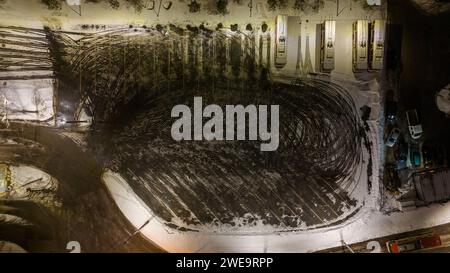 Drohnenfotografie eines Busparkplatzes an einem Busbahnhof in einer Stadt während des bewölkten Wintermorgens Stockfoto