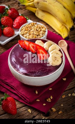 Acai mit Erdbeere und Banane. Brasilianisches Acai. Stockfoto