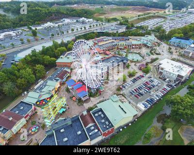 Vogelperspektive auf den lebhaften Vergnügungspark und die urbane Landschaft, Tennessee Stockfoto
