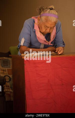 Mexiko, Veracruz, Innenstadt, kleines, erschwingliches Hotel, Rezeptionist, 2023 Stockfoto