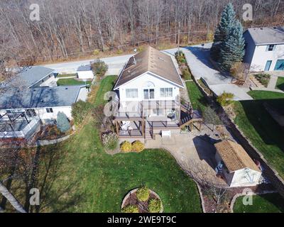 Aus der Vogelperspektive auf das Vorstadthaus mit Deck und Garten, Fort Wayne Stockfoto