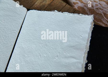 Strukturiertes weißes handgemachtes Papier auf rustikalem hölzernem Hintergrund Nahaufnahme Stockfoto