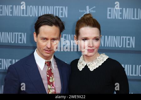 V.l. Tom Schilling mit Karoline Herfurth waehrend der Welt-Filmpremiere eine Million Minuten unter der Regie von Christopher Doll im Zoo Palast, Berlin-Charlottenburg-Wilmersdorf, Deutschland, Europa, 23.01.2024. *** V l Tom Schilling mit Karoline Herfurth während der Uraufführung des Films One Million Minutes von Christopher Doll im Zoo Palast, Berlin Charlottenburg Wilmersdorf, Deutschland, Europa, 23 01 2024 Stockfoto