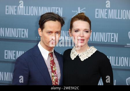 V.l. Tom Schilling mit Karoline Herfurth waehrend der Welt-Filmpremiere eine Million Minuten unter der Regie von Christopher Doll im Zoo Palast, Berlin-Charlottenburg-Wilmersdorf, Deutschland, Europa, 23.01.2024. *** V l Tom Schilling mit Karoline Herfurth während der Uraufführung des Films One Million Minutes von Christopher Doll im Zoo Palast, Berlin Charlottenburg Wilmersdorf, Deutschland, Europa, 23 01 2024 Stockfoto