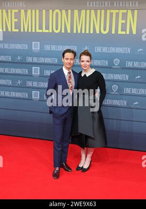 V.l. Tom Schilling mit Karoline Herfurth waehrend der Welt-Filmpremiere eine Million Minuten unter der Regie von Christopher Doll im Zoo Palast, Berlin-Charlottenburg-Wilmersdorf, Deutschland, Europa, 23.01.2024. *** V l Tom Schilling mit Karoline Herfurth während der Uraufführung des Films One Million Minutes von Christopher Doll im Zoo Palast, Berlin Charlottenburg Wilmersdorf, Deutschland, Europa, 23 01 2024 Stockfoto