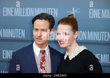 V.l. Tom Schilling mit Karoline Herfurth waehrend der Welt-Filmpremiere eine Million Minuten unter der Regie von Christopher Doll im Zoo Palast, Berlin-Charlottenburg-Wilmersdorf, Deutschland, Europa, 23.01.2024. *** V l Tom Schilling mit Karoline Herfurth während der Uraufführung des Films One Million Minutes von Christopher Doll im Zoo Palast, Berlin Charlottenburg Wilmersdorf, Deutschland, Europa, 23 01 2024 Stockfoto