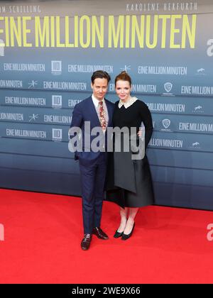 V.l. Tom Schilling mit Karoline Herfurth waehrend der Welt-Filmpremiere eine Million Minuten unter der Regie von Christopher Doll im Zoo Palast, Berlin-Charlottenburg-Wilmersdorf, Deutschland, Europa, 23.01.2024. *** V l Tom Schilling mit Karoline Herfurth während der Uraufführung des Films One Million Minutes von Christopher Doll im Zoo Palast, Berlin Charlottenburg Wilmersdorf, Deutschland, Europa, 23 01 2024 Stockfoto