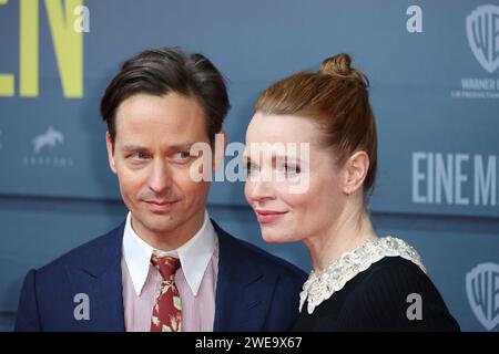 V.l. Tom Schilling mit Karoline Herfurth waehrend der Welt-Filmpremiere eine Million Minuten unter der Regie von Christopher Doll im Zoo Palast, Berlin-Charlottenburg-Wilmersdorf, Deutschland, Europa, 23.01.2024. *** V l Tom Schilling mit Karoline Herfurth während der Uraufführung des Films One Million Minutes von Christopher Doll im Zoo Palast, Berlin Charlottenburg Wilmersdorf, Deutschland, Europa, 23 01 2024 Stockfoto