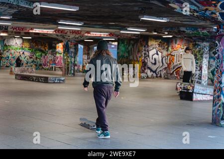 London, England - 9. Dezember 2022: Jugendliche Skateboarden in einem Skatepark in London, England *** Jugendliches fahren Skateboard in einem Skatepark in London, England Stockfoto