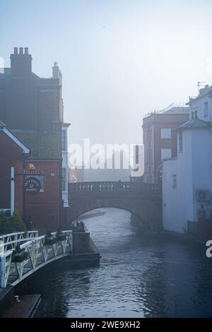 Newbury Bridge an einem frostigen Nebelmorgen Stockfoto