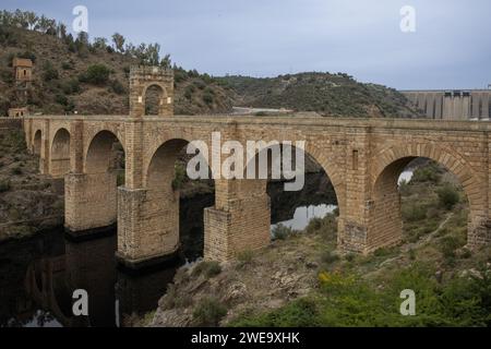 EN el Centro del puente romano de Alcántara se encuentra el Arco de Triunfo de Trajano. Una auténtica obra de Ingeniería realizada por el Imperio Roma Stockfoto