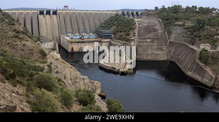 Fotografía panorámica del embalse de Alcántara muy cerca del famoso puente romano, Cáceres, España Stockfoto